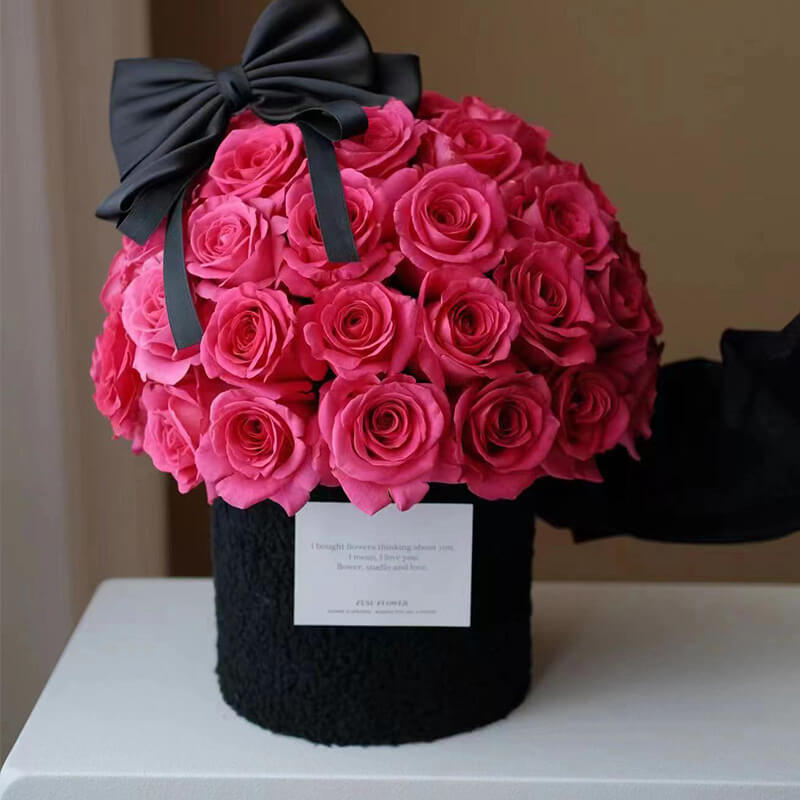 Black plush round flower box 