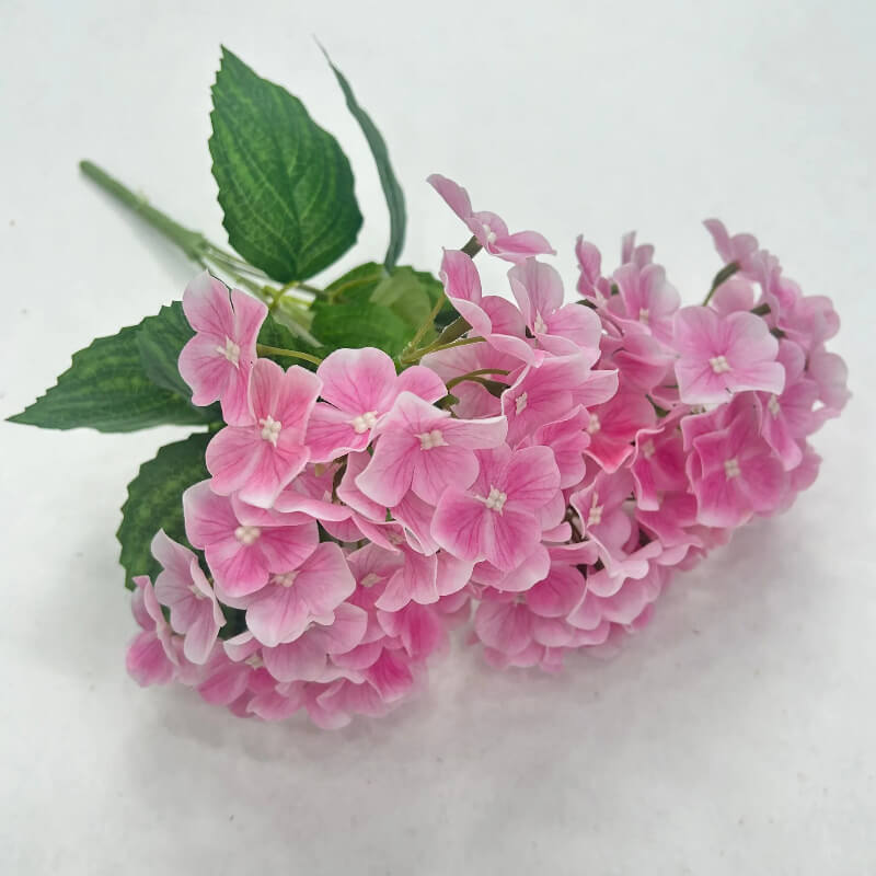 centerpieces with hydrangeas