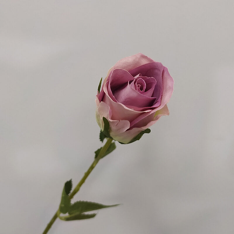Tienda de flores con rosas artificiales