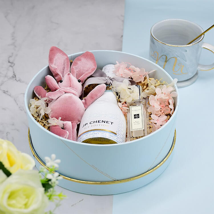 hat box with flowers